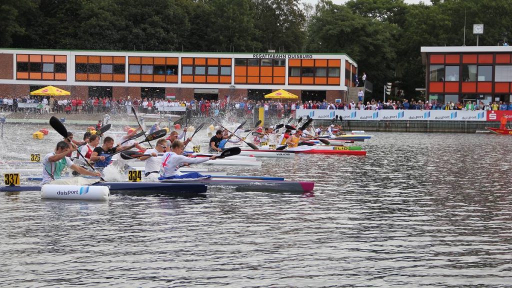 Un grupo de palistas arranca una final de K1 sobre la pista de regatas en un Mundial de piragüismo