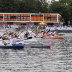 Un grupo de palistas arranca una final de K1 sobre la pista de regatas en un Mundial de piragüismo