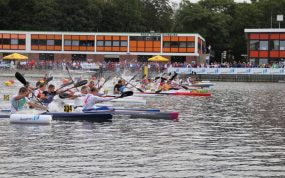 Un grupo de palistas arranca una final de K1 sobre la pista de regatas en un Mundial de piragüismo