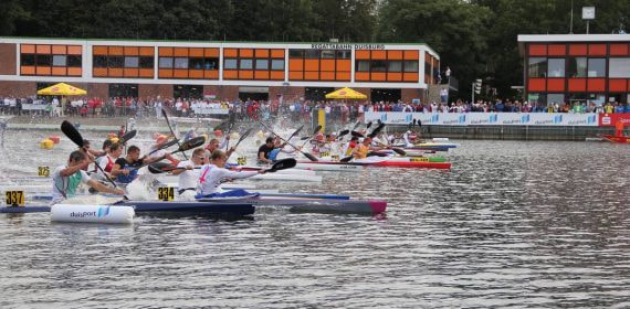 Un grupo de palistas arranca una final de K1 sobre la pista de regatas en un Mundial de piragüismo