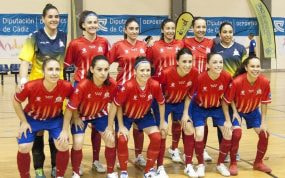 Las jugadoras de un equipo de fútbol sala femenino posan para la foto de equipo en la pista