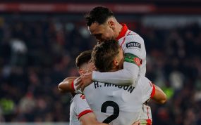 Arnau Martínez, Azzedine Ounahi y Hugo Rincón se abrazan tras el tanto conseguido por el marroquí ante el Real Madrid en La Liga el 30 de noviembre de 2025.