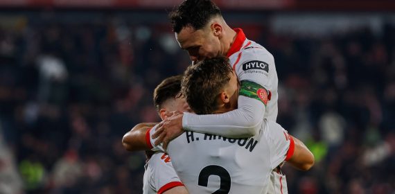 Arnau Martínez, Azzedine Ounahi y Hugo Rincón se abrazan tras el tanto conseguido por el marroquí ante el Real Madrid en La Liga el 30 de noviembre de 2025.