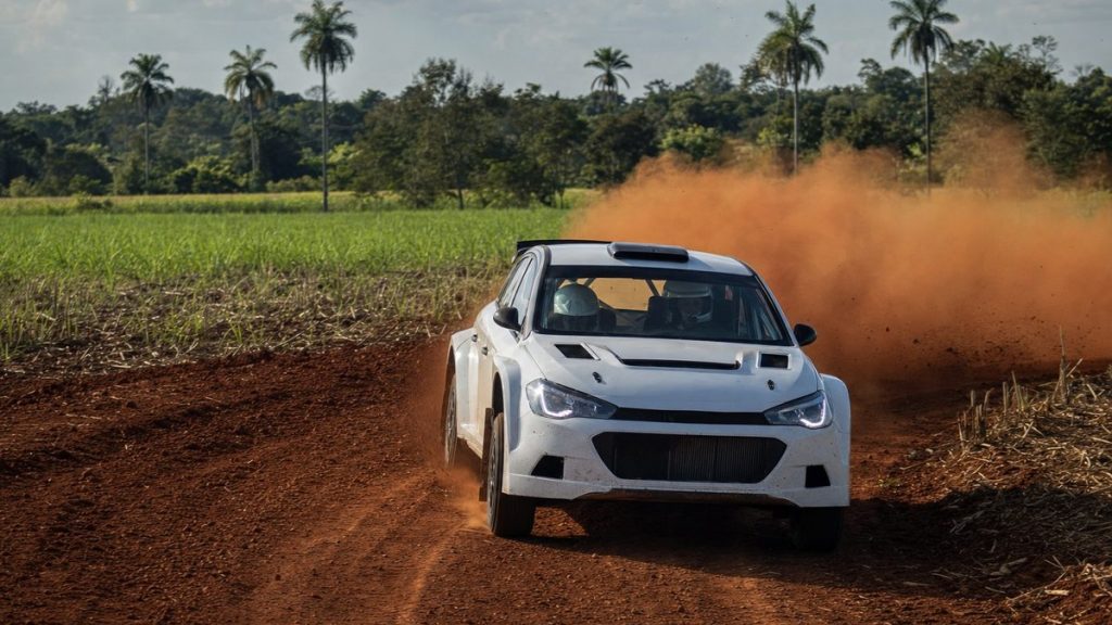 Un Rally1 levanta una nube de polvo rojo en un tramo de grava del sur de Paraguay