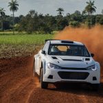 Un Rally1 levanta una nube de polvo rojo en un tramo de grava del sur de Paraguay