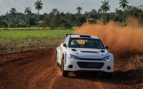 Un Rally1 levanta una nube de polvo rojo en un tramo de grava del sur de Paraguay