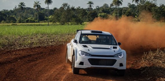Un Rally1 levanta una nube de polvo rojo en un tramo de grava del sur de Paraguay