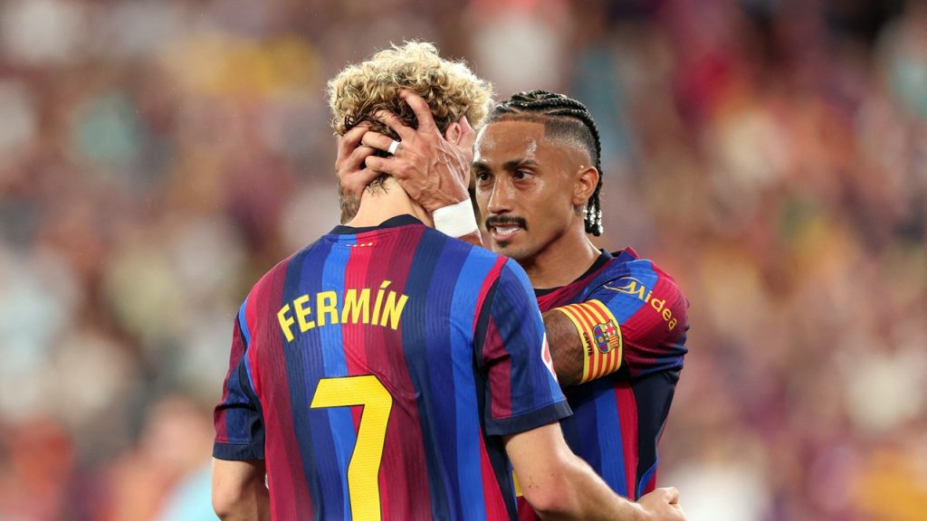 Raphinha celebra junto a Fermín López el gol conseguido en la victoria por 2-0 ante el Athletic Club.