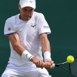 Roberto Bautista Agut golpea un revés a dos manos durante su partido de primera ronda en Wimbledon 2026