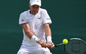 Roberto Bautista Agut golpea un revés a dos manos durante su partido de primera ronda en Wimbledon 2026