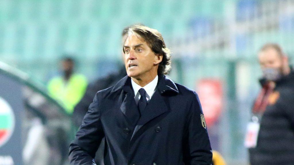Roberto Mancini da instrucciones desde la zona técnica en un partido durante su primera etapa como seleccionador de Italia.