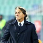 Roberto Mancini da instrucciones desde la zona técnica en un partido durante su primera etapa como seleccionador de Italia.
