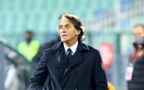Roberto Mancini da instrucciones desde la zona técnica en un partido durante su primera etapa como seleccionador de Italia.