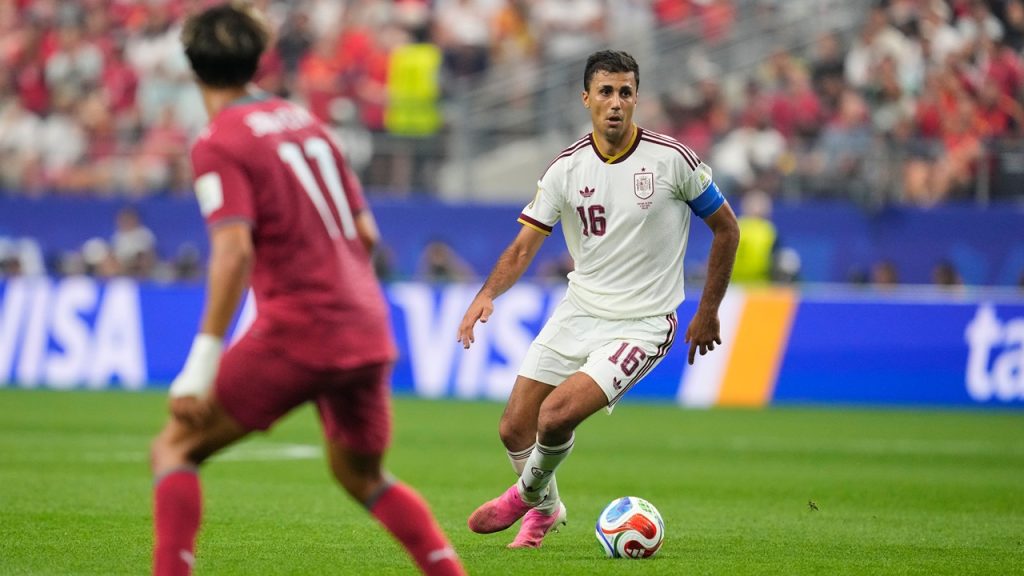 Rodri Hernández, con el balón bajo control, durante el partido entre España y Portugal del Mundial 2026.