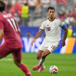 Rodri Hernández, con el balón bajo control, durante el partido entre España y Portugal del Mundial 2026.