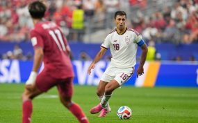 Rodri Hernández, con el balón bajo control, durante el partido entre España y Portugal del Mundial 2026.