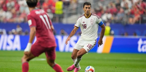 Rodri Hernández, con el balón bajo control, durante el partido entre España y Portugal del Mundial 2026.