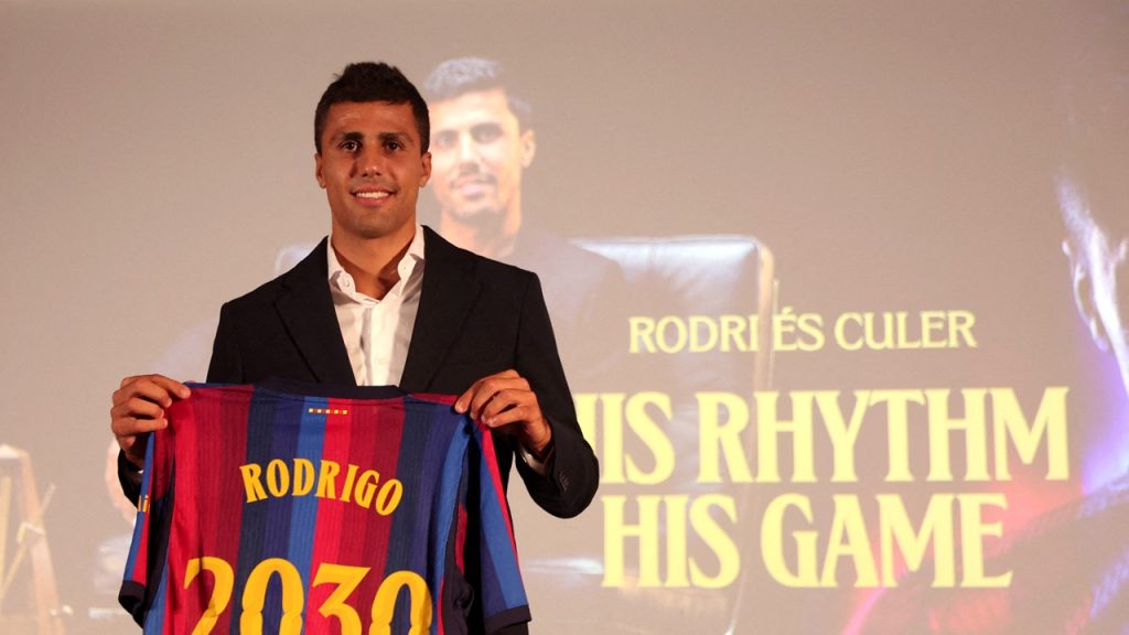 Rodri posa con la camiseta del Barcelona durante su presentación