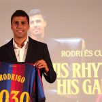 Rodri posa con la camiseta del Barcelona durante su presentación