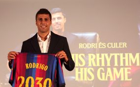 Rodri posa con la camiseta del Barcelona durante su presentación