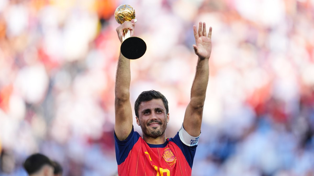 Rodri celebra con el premio al mejor jugador del torneo tras la final del Mundial 2026.