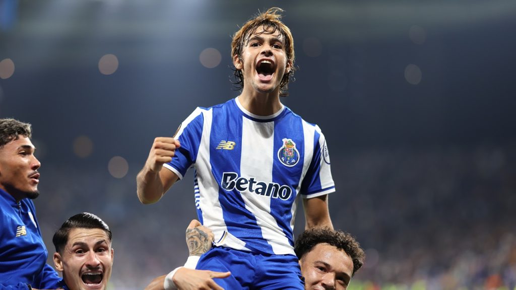Rodrigo Mora celebra un gol junto a sus compañeros durante su etapa en el Porto en un partido ante el Estrella Roja.