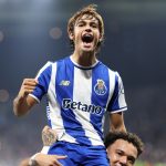 Rodrigo Mora celebra un gol junto a sus compañeros durante su etapa en el Porto en un partido ante el Estrella Roja.