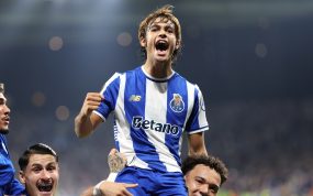 Rodrigo Mora celebra un gol junto a sus compañeros durante su etapa en el Porto en un partido ante el Estrella Roja.