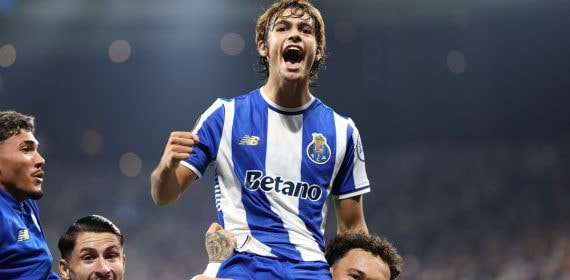 Rodrigo Mora celebra un gol junto a sus compañeros durante su etapa en el Porto en un partido ante el Estrella Roja.