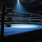 Ring de lucha libre vacío e iluminado por un foco en un pabellón antes de una función