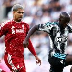 Ronald Araújo persigue a Yoane Wissa en el partido entre el Newcastle y el Liverpool, su debut en la Premier League.
