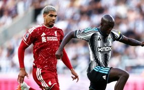Ronald Araújo persigue a Yoane Wissa en el partido entre el Newcastle y el Liverpool, su debut en la Premier League.