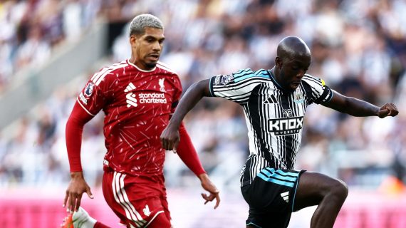 Ronald Araújo persigue a Yoane Wissa en el partido entre el Newcastle y el Liverpool, su debut en la Premier League.