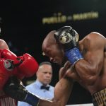 Sandor Martín encaja un golpe de Alberto Puello durante el noveno asalto de su combate por el título WBC del superligero en Nueva York
