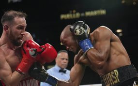 Sandor Martín encaja un golpe de Alberto Puello durante el noveno asalto de su combate por el título WBC del superligero en Nueva York