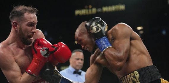 Sandor Martín encaja un golpe de Alberto Puello durante el noveno asalto de su combate por el título WBC del superligero en Nueva York