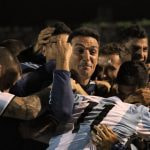 El seleccionador de Argentina, Lionel Scaloni, es abrazado por sus jugadores tras ganar a Ecuador en Quito en octubre de 2017.