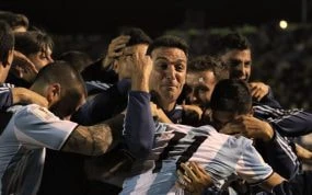 El seleccionador de Argentina, Lionel Scaloni, es abrazado por sus jugadores tras ganar a Ecuador en Quito en octubre de 2017.