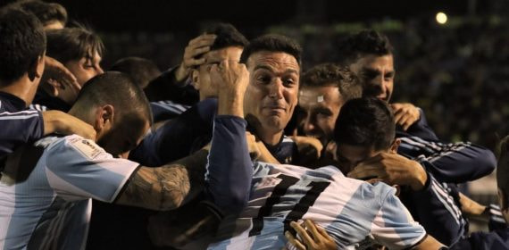 El seleccionador de Argentina, Lionel Scaloni, es abrazado por sus jugadores tras ganar a Ecuador en Quito en octubre de 2017.