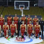 Los jugadores de la selección española de baloncesto posan para la foto de equipo antes de un partido del Eurobasket en Limassol