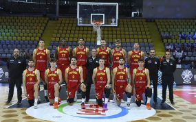 Los jugadores de la selección española de baloncesto posan para la foto de equipo antes de un partido del Eurobasket en Limassol