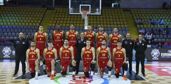 Los jugadores de la selección española de baloncesto posan para la foto de equipo antes de un partido del Eurobasket en Limassol