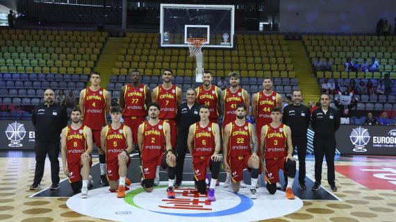 Los jugadores de la selección española de baloncesto posan para la foto de equipo antes de un partido del Eurobasket en Limassol