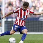 Julián Álvarez realiza un pase durante el partido de LaLiga entre el Atlético de Madrid y el Villarreal en el que fue pitado por la afición.