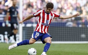 Julián Álvarez realiza un pase durante el partido de LaLiga entre el Atlético de Madrid y el Villarreal en el que fue pitado por la afición.