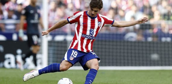 Julián Álvarez realiza un pase durante el partido de LaLiga entre el Atlético de Madrid y el Villarreal en el que fue pitado por la afición.