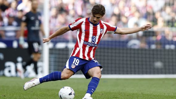 Julián Álvarez realiza un pase durante el partido de LaLiga entre el Atlético de Madrid y el Villarreal en el que fue pitado por la afición.