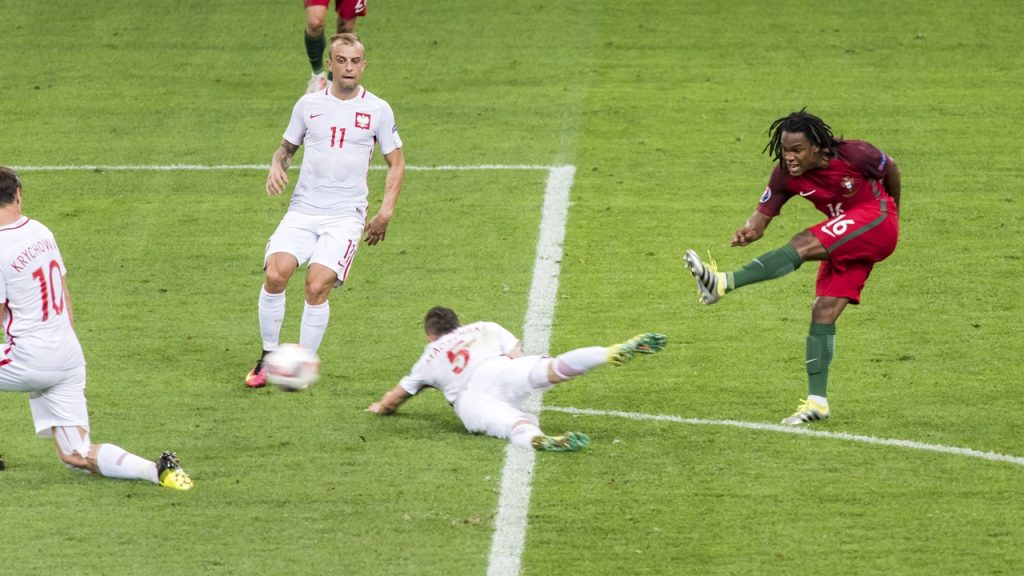 Renato Sanches dispara a puerta durante un partido entre Portugal y Polonia en la EURO 2016, conquistada por su selección.