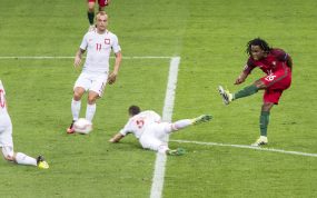 Renato Sanches dispara a puerta durante un partido entre Portugal y Polonia en la EURO 2016, conquistada por su selección.