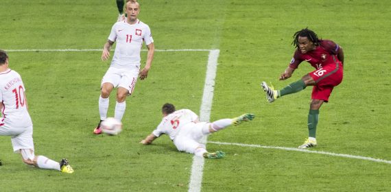 Renato Sanches dispara a puerta durante un partido entre Portugal y Polonia en la EURO 2016, conquistada por su selección.